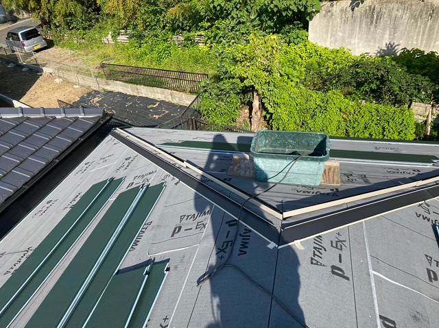 棟板金と貫板の土台